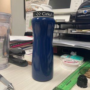 Cirkul 22 oz Stainless Steel Water Bottle Navy with Comfort Grip Lid (black)